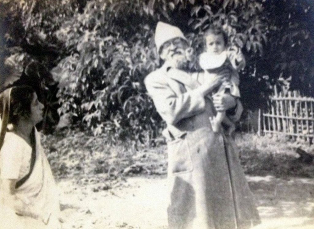 Manish Ghatak holding maitreesh ghatak