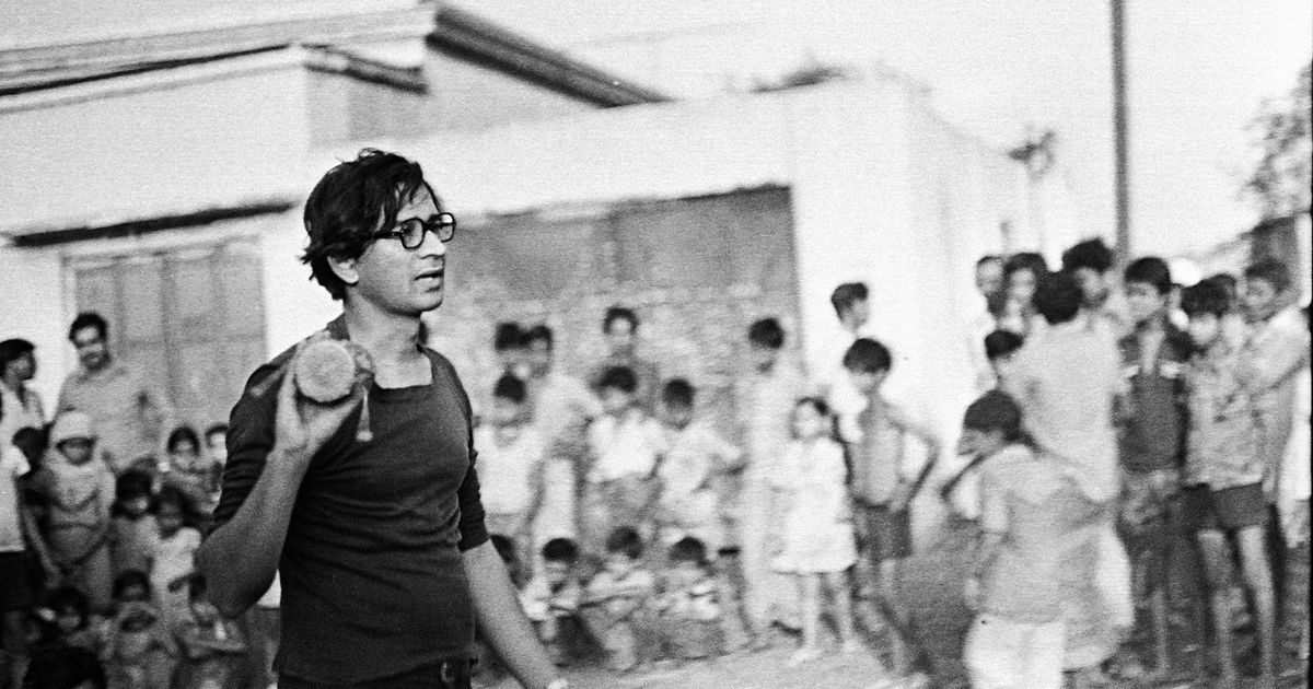 Safdar Hashmi in a performance of Halla Bol