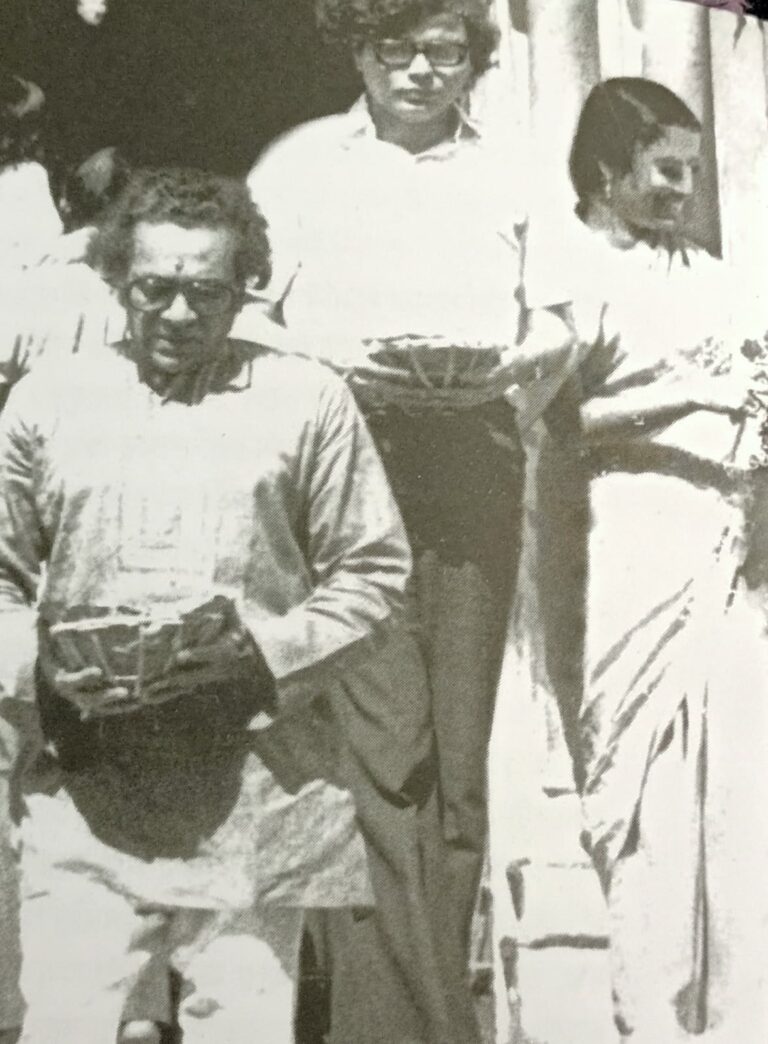 রবিশংকরের সঙ্গে মন্দিরে