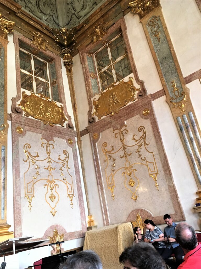 মিরাবল প্যালেসের কনসার্ট হলে রাজকীয় অলংকরণ