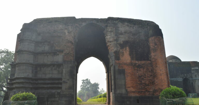 Boro sona masjid Gate