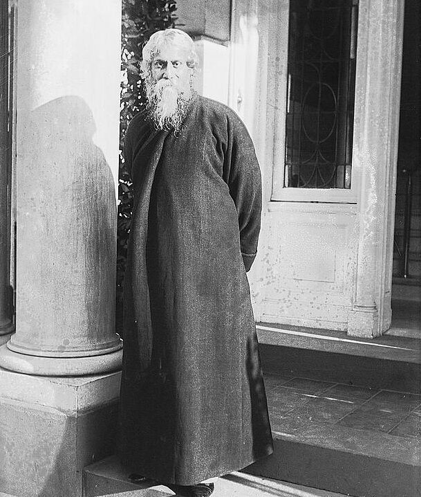 ‘আমি বহু বাসনায়’র ক্ষেত্রেও প্রশ্ন রয়েই যায়; পঞ্চমের আধারে স্বরবন্ধ কীভাবে নটের অন্তর্গত হয়? মনে রাখবেন, ‘সা রে পা পা ধা পা’ স্বরবন্ধটিও নট-অঙ্গেরই আরও একটি রাগ, কামোদের মূল সূত্র। শুধু ‘আমি বহু বাসনায়’ নয়, ‘স্বপনে দোঁহে ছিনু কী মোহে’ গানটিও শুরু হয়, এই একই স্বরবন্ধ দিয়ে। ‘স্বপনে দোঁহে ছিনু কী মোহে’র পথেই হয়ত রবীন্দ্র ভাবনায় ছায়ানটের একটি সামগ্রিক রূপের দিকে আমরা আরও একটু অগ্রসর হব। গানটি শুরু হয়, কামোদ রাগের ‘সা রে পা’ দিয়ে, কিন্তু ‘জাগার বেলা হল’তে আবারও বিলাবল অঙ্গে ‘গা মা ধা পা মা গা মা রে সা’। শুধু এতেই নয়, পরবর্তী পঙক্তিটি, অর্থাৎ, ‘যাবার আগে’তে যখন মধ্যমের আধারে কেদার অঙ্গে যে স্বরবন্ধ নিয়ে আসে, তাও নটের উপস্থিতির সাক্ষ্য দেয়। ‘বোলো বোলো’তে যখন প্রচলিত ছায়ানটের রূপ দেখি – ‘ধা নি ধা পা’, তখন বেশ বোঝা যায়, রবীন্দ্র-ভাবনায় ছায়ানটে সমানভাবে যুক্ত হয়েছে, ছায়া, নট, এবং অবশ্যই কেদার এবং কামোদ। অধিকাংশ সময়ই পূর্বাঙ্গে যখন রবীন্দ্রনাথ মধ্যমকে প্রকট রাখেন, হঠাৎই ‘অল্প লইয়া থাকি তাই’তে তার ব্যতিক্রম দেখে আমি দেয়াসিনীর সঙ্গে তর্ক জুড়েছিলাম, এই গানটি আসলে ছায়া রাগে; অনুরূপ নজরুলের গানটি ছায়ানটে। দেয়াসিনী আমাকে ‘অল্প’র কোমল নিষাদের যুক্তি দেখিয়ে শান্ত করেন। সুতরাং, আমরা দেখি, রবীন্দ্রনাথ তাঁর ভাবনায় ছায়ানটে পূর্বাঙ্গে ছায়াকে প্রাধান্য দিচ্ছেন; মধ্য সপ্তকে নট-অঙ্গের মধ্যমের ন্যাস যেমন রয়েছে, তেমনই রয়েছে নট-অঙ্গের আরও দুটি রাগ, কেদার এবং কামোদের ছায়া; উত্থানের সময় কেদারের আধারই বেশী; এবং ষড়জে ফিরে আসার সময় কোমল নিষাদের ব্যবহার সহ প্রচলিত ছায়ানটের স্বরবন্ধ। প্রচলিত ছায়ানটে তীব্র মধ্যম ব্যবহার নিয়ে বিভিন্ন ঘরানায় বিভিন্ন মতামত রয়েছে; রবীন্দ্রনাথ নির্দ্বিধায় তীব্র মধ্যম কণ-যুক্ত পঞ্চম ব্যবহার করেছেন। দেয়াসিনীর মা, শ্রীমতী সঞ্চালি ঘোষকে একটি অনুষ্ঠানে প্রথম গাইতে শুনি, ‘যে ছায়ারে ধরব বলে’। ছায়ানটে রবীন্দ্রনাথের যত গান শুনেছি, বোধ হয় একমাত্র এই গানেই প্রচলিত ছায়ানটের রূপ স্পষ্ট; কেদার বা কামোদের ছোঁয়া এতে কম। বিশেষ করে রে নি ধা পা পা > রে রে গা মা ধাপা মা এই স্বরবন্ধগুলি যখন দেখি, বাকি গানগুলির মতো তখন এখানে ছায়ানটকে খুঁজতে হয় না। গানের কথায় ‘ছায়ানট’ ব্যবহার করেছিলেন বলেই রাগরূপ রক্ষার্থে তাঁর দায়বদ্ধতা কাজ করেছিল, এমন ভাবা হয়ত ঠিক না। পঞ্চম থেকে ঋষভে মীড় স্পষ্টত আমরা ‘হৃদয়বসন্তবনে’ বা ‘যে ছায়ারে ধরব বলে’তেই পাই। অন্য গানগুলিতে কেউ যদি অনুরূপ মীড় টানতে চান, তাহলে স্বরলিপির দিক থেকে সঠিক না হলেও, সাঙ্গিতিক দিক থেকে তাতে কোনও দোষ নেই। গানের কথায় ‘ছায়ানট’ ব্যবহার করেছিলেন বলেই রাগরূপ রক্ষার্থে তাঁর দায়বদ্ধতা কাজ করেছিল, এমন ভাবা হয়ত ঠিক না। ছায়ানটের মধ্যে এবং ছায়ানটের বাইরেও কেদারও রবীন্দ্র-গানের প্রসঙ্গে খুবই গুরুত্বপূর্ণ। পরের পর্বে তাই নিয়ে আলোচনা করা যাবে।