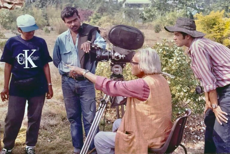 সত্যজিৎ রায় ফিল্ম অ্যান্ড টেলিভিশন ইন্সটিটিউটে ছাত্রদের সঙ্গে