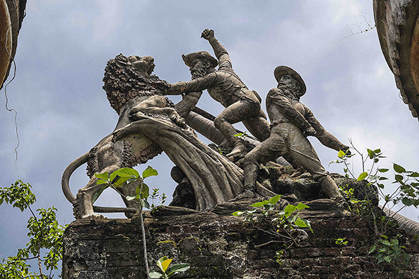 Dhanyakuria palace statue photo