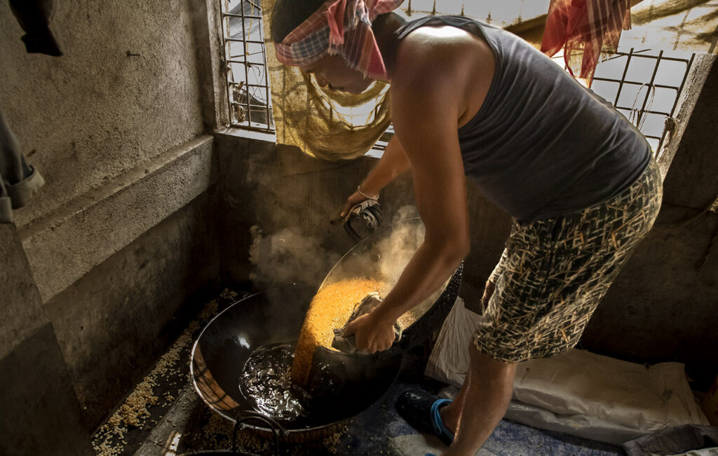 01 Jaynagarer Moa Photo Story